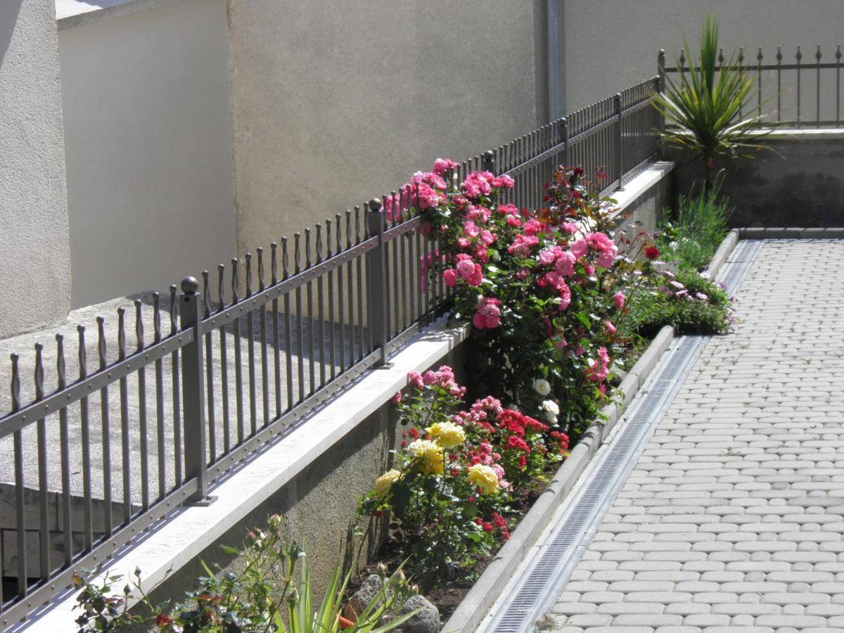 Apartments And Rooms By The Sea Brela, Makarska - 13118 Exterior foto