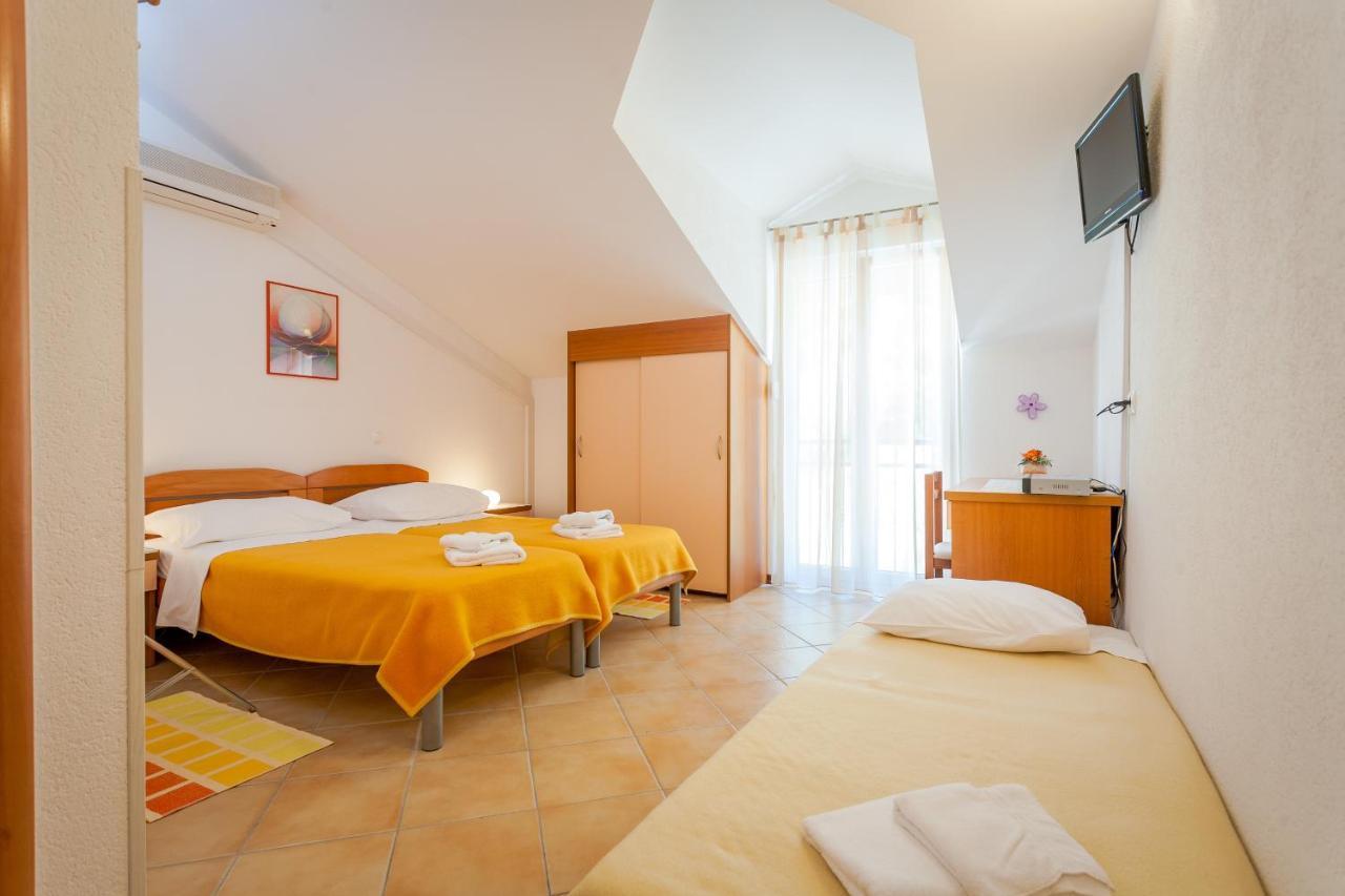Apartments And Rooms By The Sea Brela, Makarska - 13118 Exterior foto