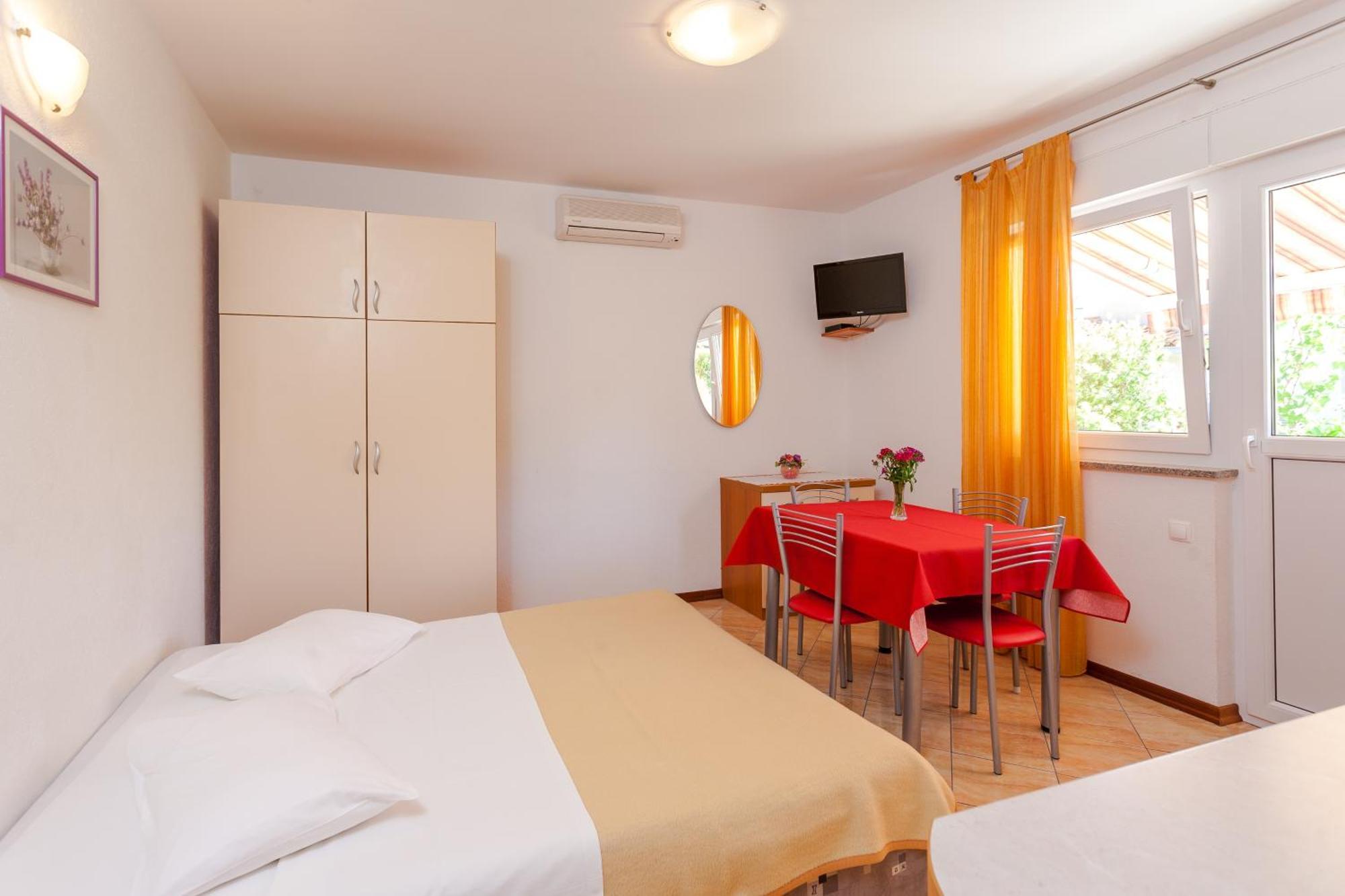 Apartments And Rooms By The Sea Brela, Makarska - 13118 Zimmer foto