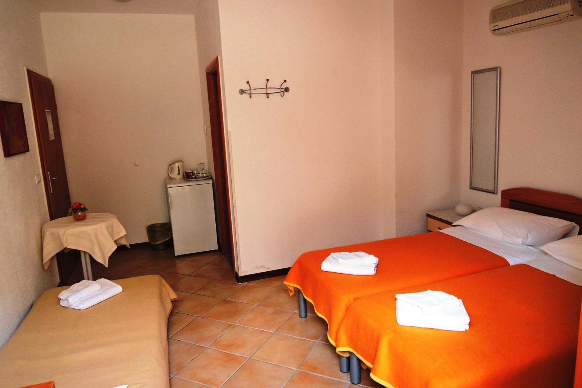 Apartments And Rooms By The Sea Brela, Makarska - 13118 Zimmer foto